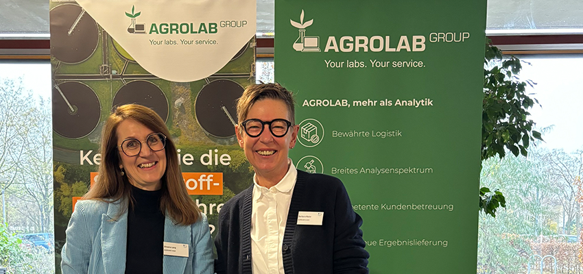 Xhoana Lang und Barbara Maier mit Rollups Bayerische Wassertage