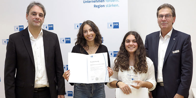 v. l. n. R.: Alexander Ruderisch (AGROLAB Bildungsakademie), Julia Meyer (AGROLAB Labor GmbH), Kammerbeste Simone Gottschalk, IHK-Vizepräsident Hans Graf