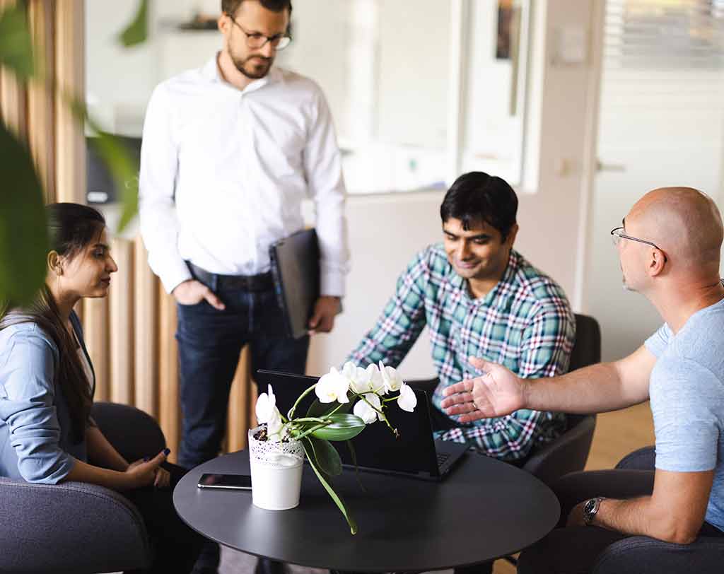 Empleados de AGROLAB en una mesa